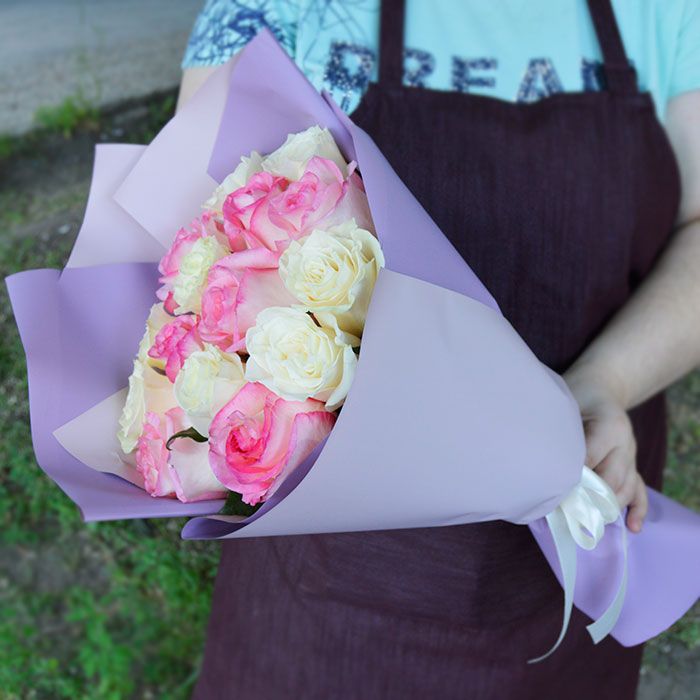 Букет из 15 белых и розовых роз в упаковке